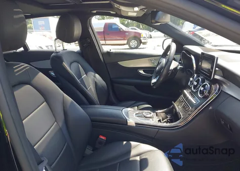 2018 Mercedes-Benz C 300 z USA, uszkodzony, nr VIN 55SWF4JB3JU279848